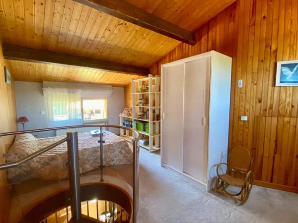 Villa de plain pied avec sous sol complet, piscine, carport et terrain attenant