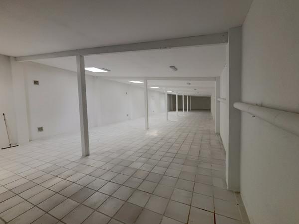 Longuenesse (62219) IMMEUBLE PROFESSIONNEL AVEC VITRINE ET ATELIER 350 m2