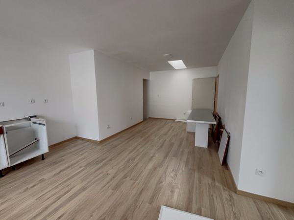 Longuenesse (62219) IMMEUBLE PROFESSIONNEL AVEC VITRINE ET ATELIER 350 m2