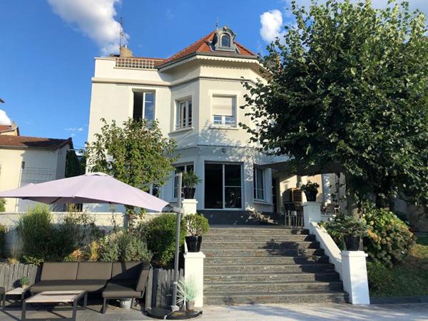 Saint Etienne maison de Maître de 275 m²  5 chambres, avec piscine, dépendance et carport sur 1900m² de terrain