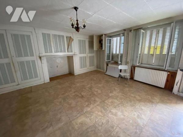 A vendre à Ally (CANTAL), dans le bourg, à proximité des services, une maison mitoyenne à rénov...