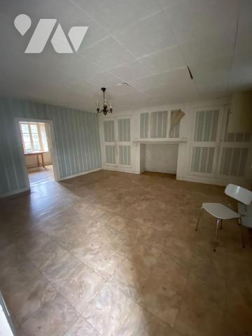 A vendre à Ally (CANTAL), dans le bourg, à proximité des services, une maison mitoyenne à rénov...