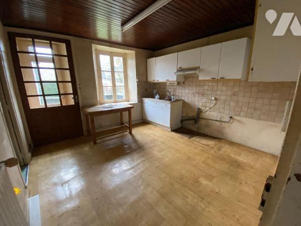 A vendre à Ally (CANTAL), dans le bourg, à proximité des services, une maison mitoyenne à rénov...