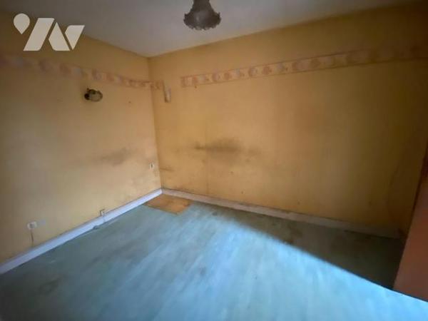 A vendre à Ally (CANTAL), dans le bourg, à proximité des services, une maison mitoyenne à rénov...