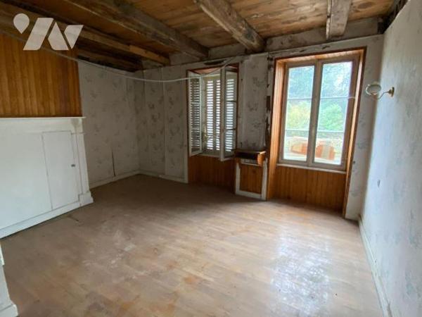 A vendre à Ally (CANTAL), dans le bourg, à proximité des services, une maison mitoyenne à rénov...