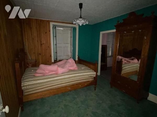 A vendre à Ally (CANTAL), dans le bourg, à proximité des services, une maison mitoyenne à rénov...