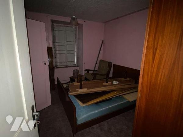 A vendre à Ally (CANTAL), dans le bourg, à proximité des services, une maison mitoyenne à rénov...