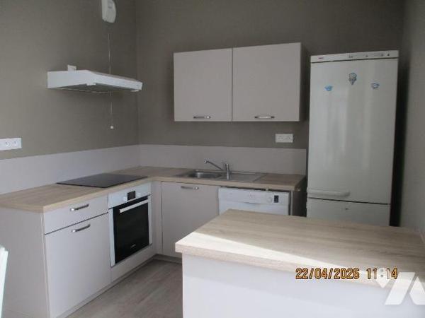APPART'SENIORS
Au 1er étage : APPT F2 comprenant cuisine (kitchenette)-séjour-salon avec terra...