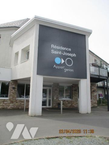 APPART'SENIORS
Au 1er étage : APPT F2 comprenant cuisine (kitchenette)-séjour-salon avec terra...