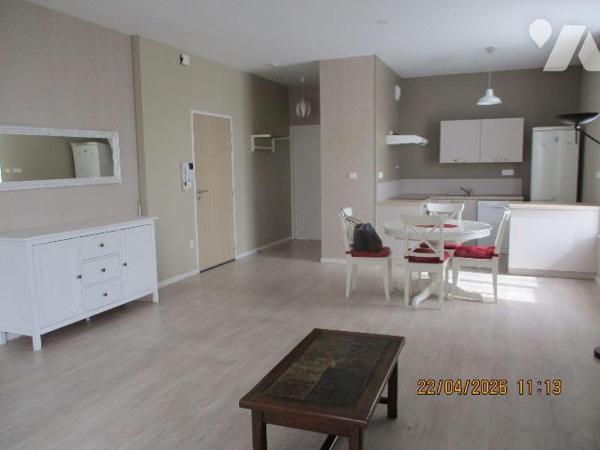 APPART'SENIORS
Au 1er étage : APPT F2 comprenant cuisine (kitchenette)-séjour-salon avec terra...