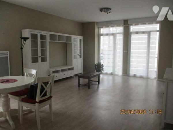 APPART'SENIORS
Au 1er étage : APPT F2 comprenant cuisine (kitchenette)-séjour-salon avec terra...
