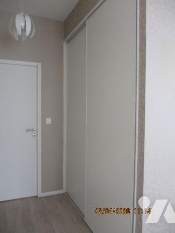 APPART'SENIORS
Au 1er étage : APPT F2 comprenant cuisine (kitchenette)-séjour-salon avec terra...
