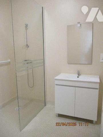 APPART'SENIORS
Au 1er étage : APPT F2 comprenant cuisine (kitchenette)-séjour-salon avec terra...