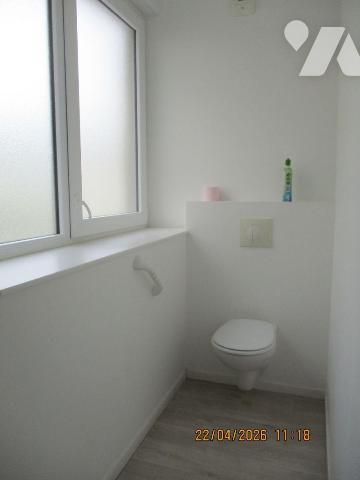 APPART'SENIORS
Au 1er étage : APPT F2 comprenant cuisine (kitchenette)-séjour-salon avec terra...