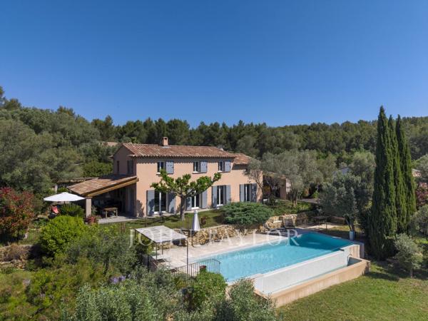 Villa provençale au calme avec piscine et vue dégagée