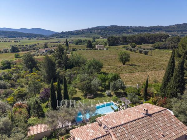 Villa provençale au calme avec piscine et vue dégagée
