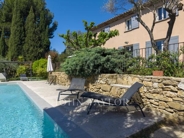 Villa provençale au calme avec piscine et vue dégagée