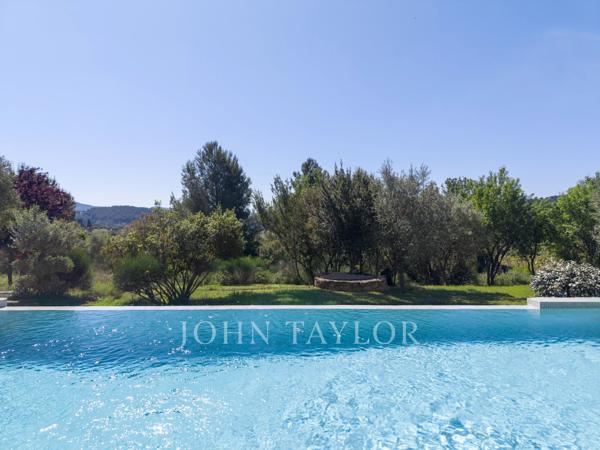 Villa provençale au calme avec piscine et vue dégagée