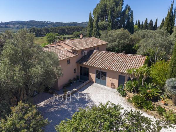 Villa provençale au calme avec piscine et vue dégagée