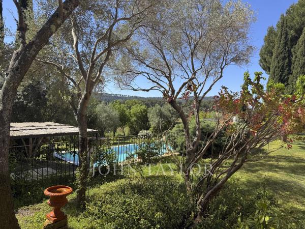 Villa provençale au calme avec piscine et vue dégagée