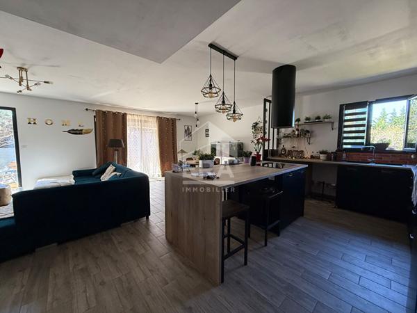 A VENDRE 83910 POURRIERES MAISON PLAIN PIED 98 M² SUR 670 M² DE JARDIN PISCINE