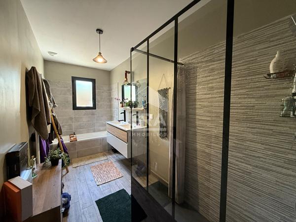 A VENDRE 83910 POURRIERES MAISON PLAIN PIED 98 M² SUR 670 M² DE JARDIN PISCINE