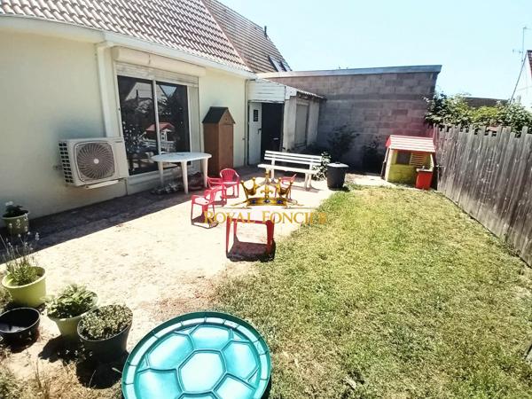 Vue sur le jardin et la terrasse arrière
