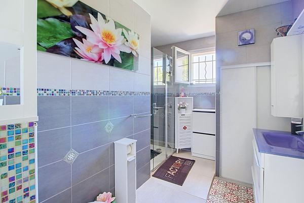 A VENDRE EN EXCLUSIVITÉ- Maison d'environ 120m2 à Vidauban- Terrain 1300m2,- piscine- cuisine d'été- garage - car port
