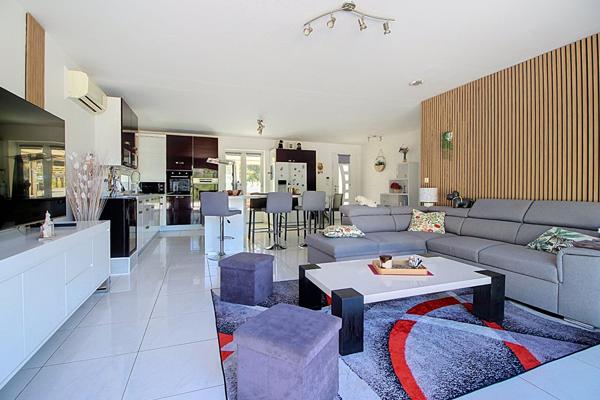 A VENDRE EN EXCLUSIVITÉ- Maison d'environ 120m2 à Vidauban- Terrain 1300m2,- piscine- cuisine d'été- garage - car port