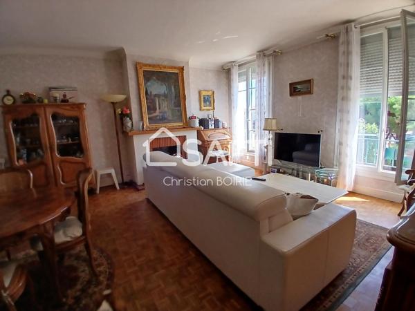 ROYAN 17200. Hyper centre, place Charles de Gaulle, bel appartement de 103 m² à 200m de la plage.