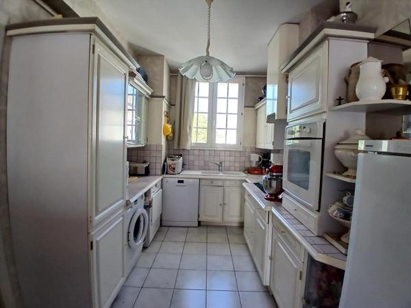 ROYAN 17200. Hyper centre, place Charles de Gaulle, bel appartement de 103 m² à 200m de la plage.