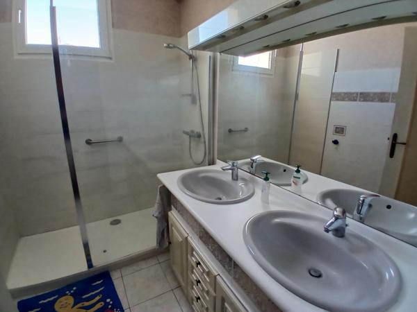 ROYAN 17200. Hyper centre, place Charles de Gaulle, bel appartement de 103 m² à 200m de la plage.