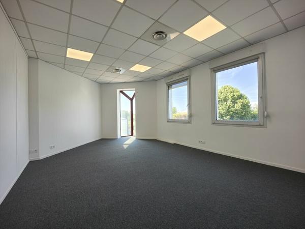 BUREAUX À LOUER 180 M² – POITIERS ZI RÉPUBLIQUE – ENTIÈREMENT RÉNOVÉS – PARKING