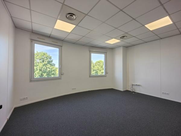 BUREAUX À LOUER 180 M² – POITIERS ZI RÉPUBLIQUE – ENTIÈREMENT RÉNOVÉS – PARKING