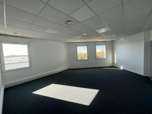 BUREAUX À LOUER 180 M² – POITIERS ZI RÉPUBLIQUE – ENTIÈREMENT RÉNOVÉS – PARKING