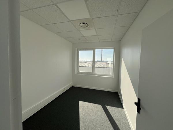 BUREAUX À LOUER 180 M² – POITIERS ZI RÉPUBLIQUE – ENTIÈREMENT RÉNOVÉS – PARKING