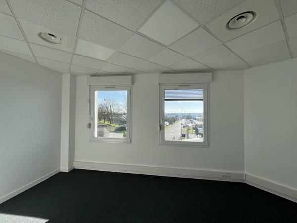 BUREAUX À LOUER 180 M² – POITIERS ZI RÉPUBLIQUE – ENTIÈREMENT RÉNOVÉS – PARKING