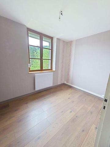 T3 de 75 m² avec jardin privatif, parking, garage et cave