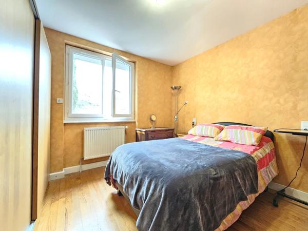 Maison à vendre 6 pièces sur 2 000 m² de terrain à PANISSIERES (42)