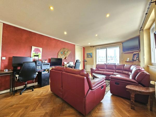 Maison à vendre 6 pièces sur 2 000 m² de terrain à PANISSIERES (42)