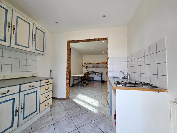 Maison à vendre 6 pièces sur 2 000 m² de terrain à PANISSIERES (42)