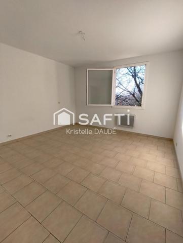 Maison de plain pied, trois chambres et garage attenant