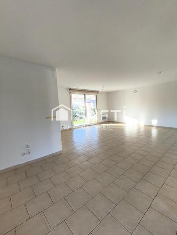 Maison de plain pied, trois chambres et garage attenant