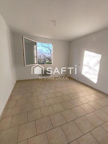 Maison de plain pied, trois chambres et garage attenant