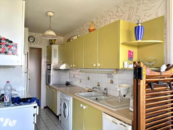 APPARTEMENT A VENDRE - SAINT GENIS POUILLY -  T3 de 76 m2 avec garage et cave. Vue dégagée sur Alpes