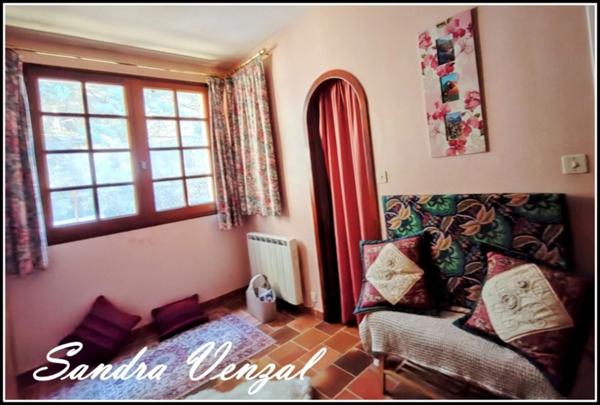 VILLA D'ARCHITECTE à DIGNE LES BAINS, avec une VUE REMARQUABLE, sans VIS à VIS, EXPOSITION SUD, 4 CHAMBRES