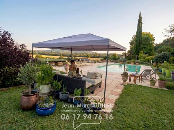 Maison  atypique de 228 m2 4 chambres jardin piscine proche commerces
