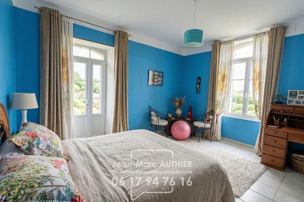 Maison  atypique de 228 m2 4 chambres jardin piscine proche commerces