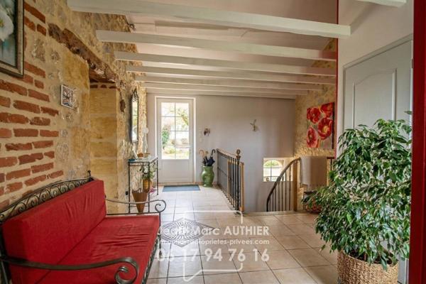 Maison  atypique de 228 m2 4 chambres jardin piscine proche commerces