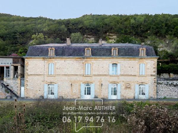 Maison  atypique de 228 m2 4 chambres jardin piscine proche commerces